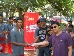 RJs Harsha, Rashmi & Rohith presents award to one winner